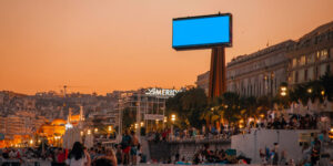 Nice avec un panneau publicitaire sur les 9 obliques