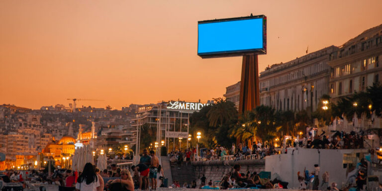 Nice avec un panneau publicitaire sur les 9 obliques
