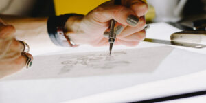 creation d'un logo sur du papier calque
