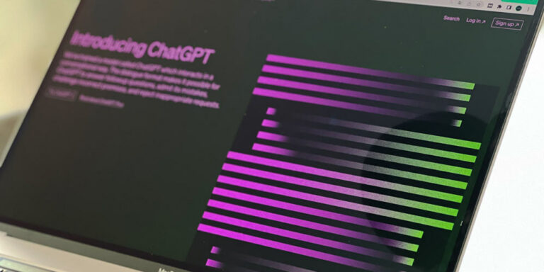 Photo d'un ecran de macbookpro avec chatgpt d'OpenAi
