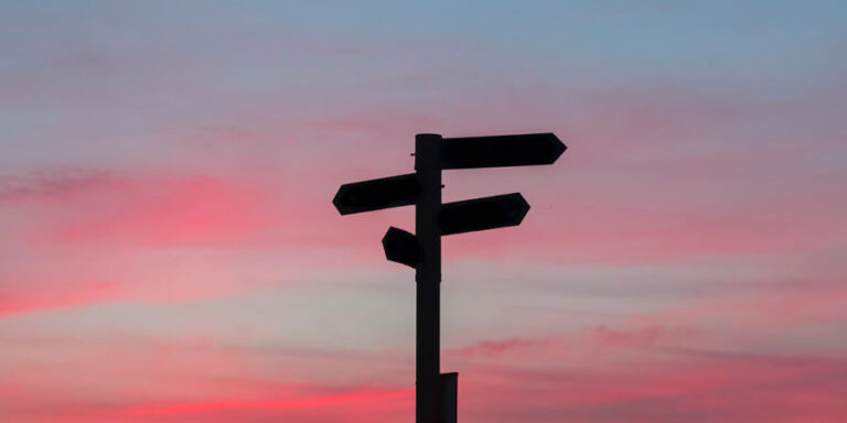 Panneau de direction symbolisant le parcours client