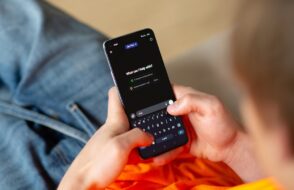 Découvrez comment activer la nouvelle option de contrôle parental sur ChatGPT pour gérer l'utilisation de l'IA par vos enfants, avec des astuces pratiques et un ton humoristique.