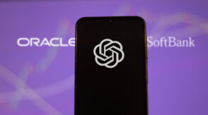 OpenAI signe un contrat colossal de 300 milliards de dollars avec Oracle sur 5 ans. Ce pari audacieux soulève des questions de financement et de stratégie dans l'univers de l'intelligence artificielle.