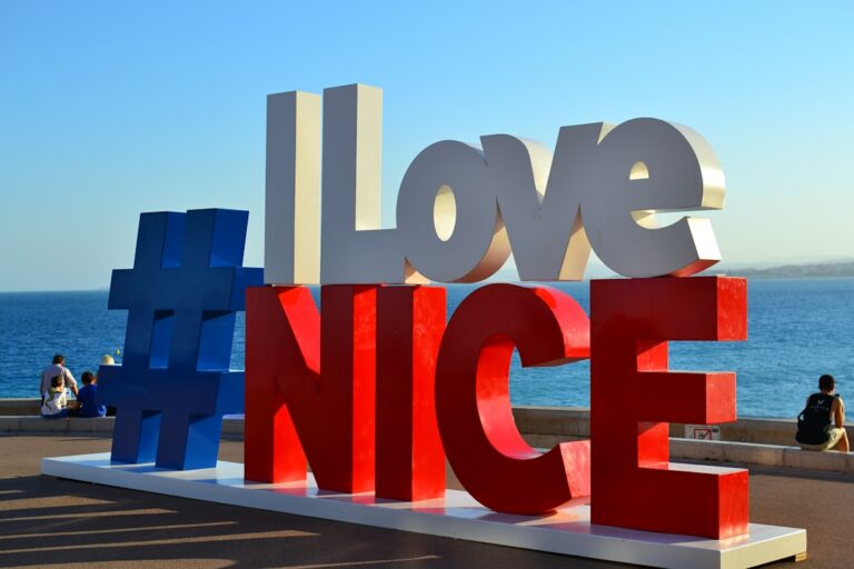 Découvrez les 7 avantages concrets de l'automatisation par l'IA pour booster votre entreprise à Nice. Informations, exemples et conseils pratiques pour innover et gagner en efficacité.