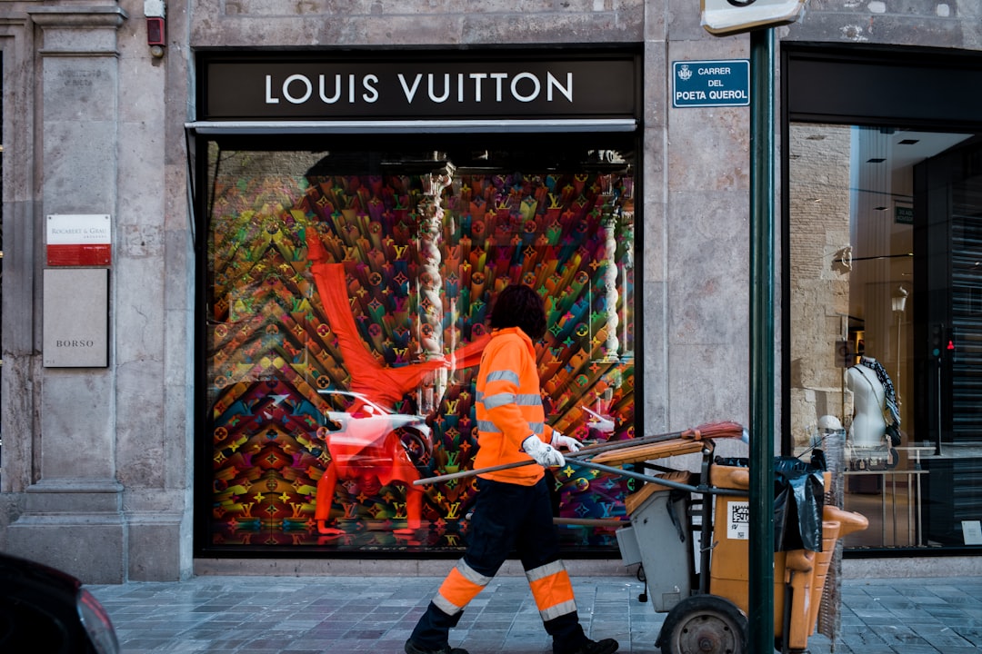 Découvrez comment l'automatisation via l'intelligence artificielle transforme une entreprise e-commerce à Toulouse, boostant l'efficacité opérationnelle et l'expérience client.