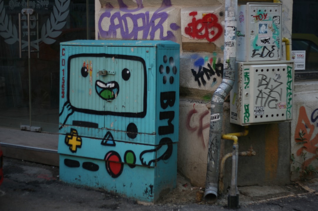 Découvrez notre guide complet pour différencier chatbots, agents IA et assistants. Apprenez qui fait quoi dans le monde de l'intelligence artificielle avec des exemples et des liens internes utiles.