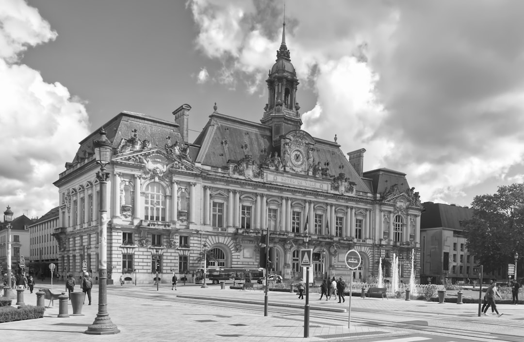 Découvrez notre guide complet pour créer un site internet professionnel à Lille, incluant astuces, conseils pratiques et erreurs à éviter pour booster votre visibilité.