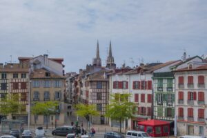 Découvrez le guide complet pour créer un site internet professionnel à Lyon, alliant designs modernes, performance technique et stratégies SEO pour booster votre présence en ligne.