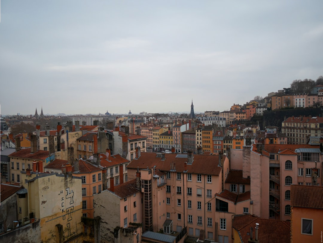Découvrez comment l'intelligence artificielle à Lyon permet d'automatiser vos processus grâce à des solutions locales adaptées à différents secteurs et à l'innovation.