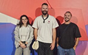 Découvrez comment les créateurs français intègrent l'IA pour booster leur créativité tout en préservant l'essence de l'art et de l'innovation.