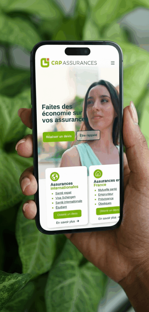 Maquette mobile du site Cap Assurances présentant l’interface et le parcours de demande de devis.