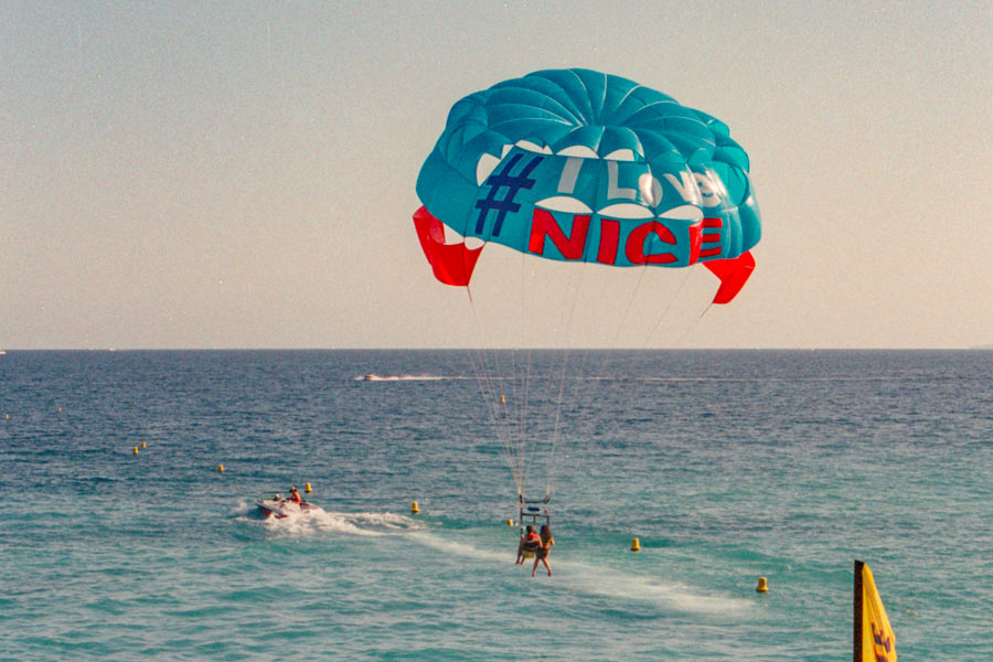 Parachure dans la baie des anges