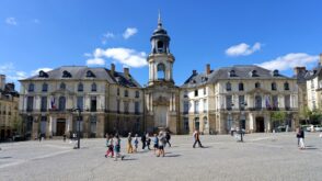 Rennes lance un observatoire dédié à l’IA générative afin de définir un cadre responsable, d’évaluer les risques et de mesurer l’impact sur les métiers. Découvrez la stratégie innovante de la ville pour un numérique plus responsable.