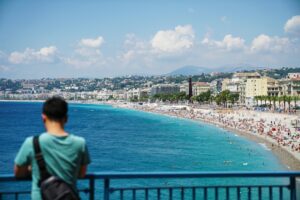 Plongez dans le monde de la publicité en ligne à Nice et découvrez ce que proposent les agences locales. Un article informatif et humoristique pour booster votre visibilité.
