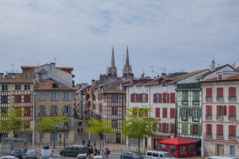 Découvrez les erreurs à éviter lors d'une refonte de site à Lyon. Cet article vous guide à travers les pièges courants avec conseils pratiques et ressources pour réussir votre projet de refonte.