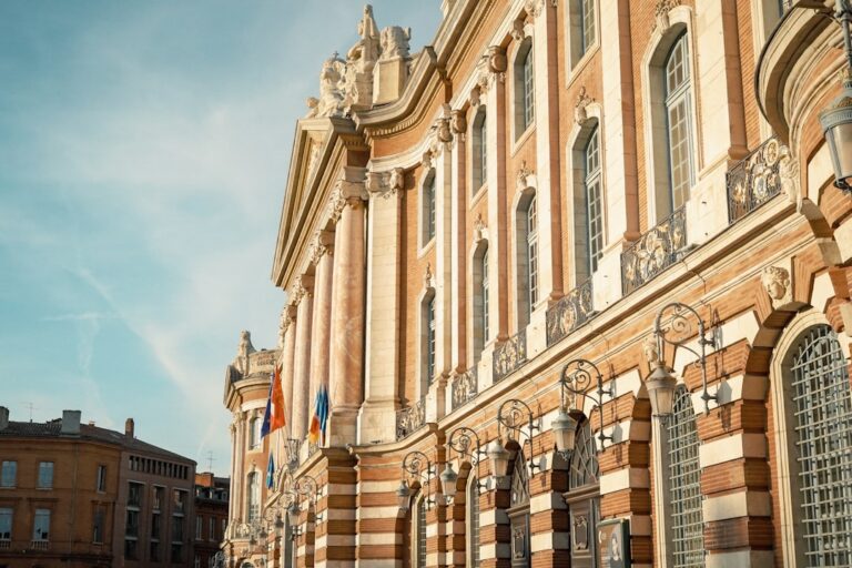 Découvrez pourquoi une agence de communication à Toulouse est idéale pour dynamiser votre stratégie marketing. Analyse des avantages, conseils et retours d'expérience pour booster votre visibilité.