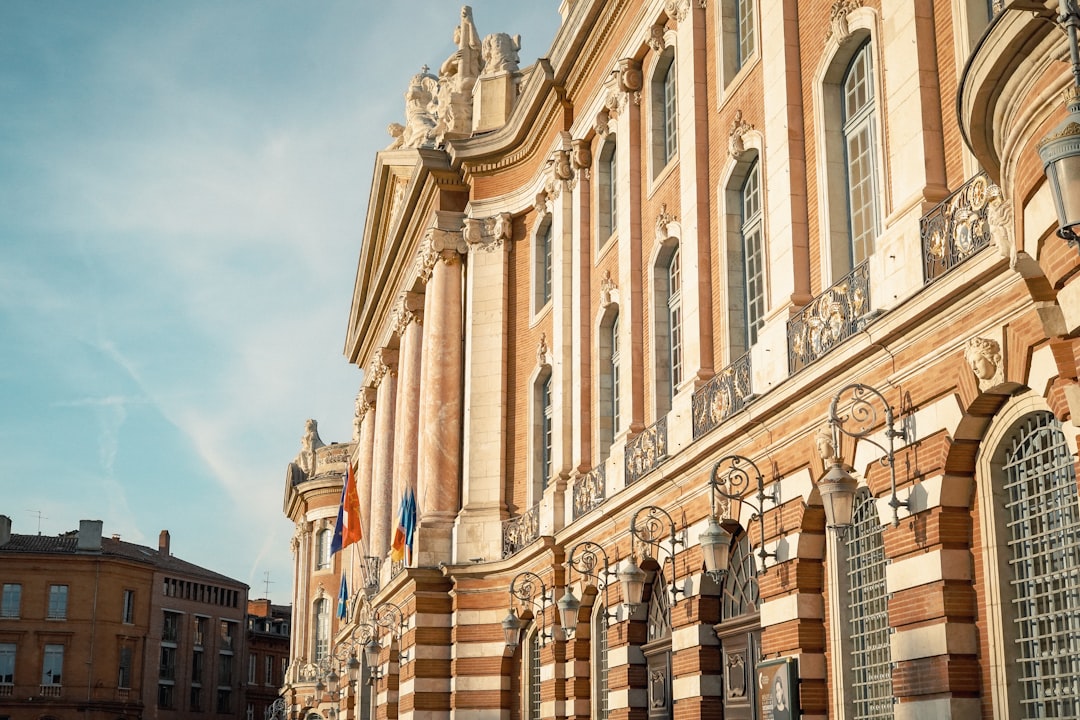 Découvrez les conseils clés pour choisir la meilleure agence de communication à Toulouse, en évaluant les critères essentiels et en s'appuyant sur des études de marché et des conseils d'experts.