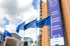 Analyse approfondie du projet Omnibus de l'UE qui allège le RGPD et repousse l'application de l'IA Act face aux pressions des États-Unis. Découvrez les enjeux, impacts et perspectives de cette réforme.