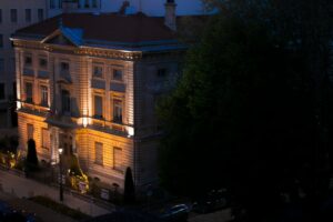 Découvrez pourquoi faire appel à une agence de communication à Lyon offre un avantage stratégique, créatif et innovant pour booster votre image de marque. Experts, conseils et stratégies locales au rendez-vous.