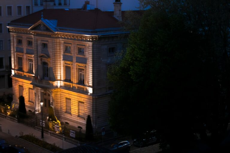 Découvrez pourquoi faire appel à une agence de communication à Lyon offre un avantage stratégique, créatif et innovant pour booster votre image de marque. Experts, conseils et stratégies locales au rendez-vous.