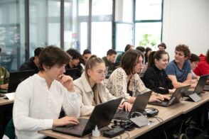 Découvrez comment l'IA redéfinit les métiers du marketing digital en formant une nouvelle génération d'experts augmentés, avec des exemples et ressources innovantes.