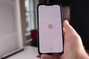 Découvrez comment les entreprises niçoises exploitent les Stories Instagram pour capter leur audience locale avec efficacité et les conseils digitaux adaptés à la Côte d'Azur.