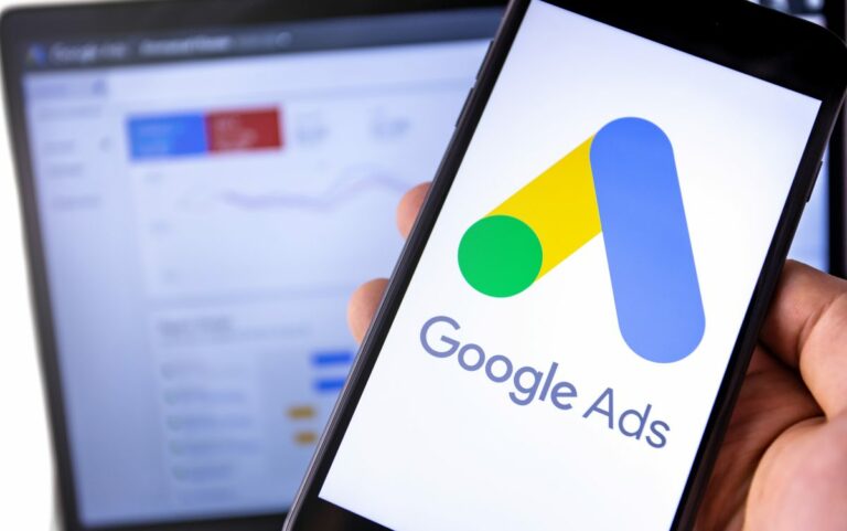 Google Ads affiché sur smartphone, symbolisant la gestion mobile des campagnes publicitaires.