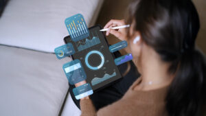 Appareil photo tourné vers un tableau de bord numérique pour illustrer l’analyse et l’automatisation par l’IA.