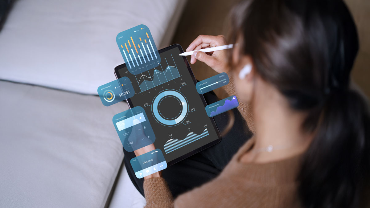 Appareil photo tourné vers un tableau de bord numérique pour illustrer l’analyse et l’automatisation par l’IA.