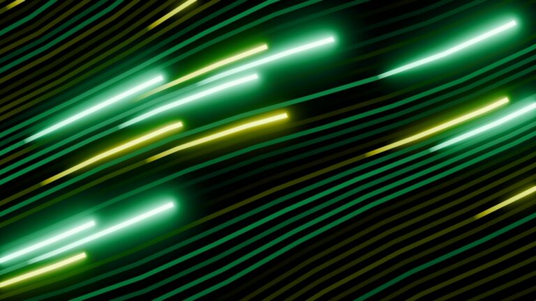 Lignes lumineuses vertes en mouvement sur fond sombre, illustrant la vitesse et la technologie numérique