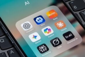 Explorez l'origine des noms d'IA comme Claude, Siri et Grok. Des anecdotes et significations à découvrir.