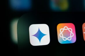 Apple s'associe à Google pour booster Siri avec l'IA Gemini, redéfinissant l'assistant vocal. Découvrez cette révolution technologique.