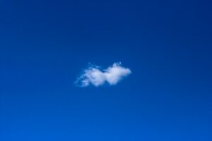 Découvrez comment les nuages informatiques et le machine learning redéfinissent l'entreprise moderne grâce à leurs puissantes capacités d'innovation.