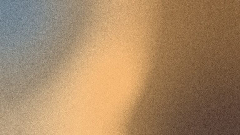 Découvrez les biais algorithmiques, leurs impacts sur l'entreprise et les stratégies pour les atténuer efficacement.