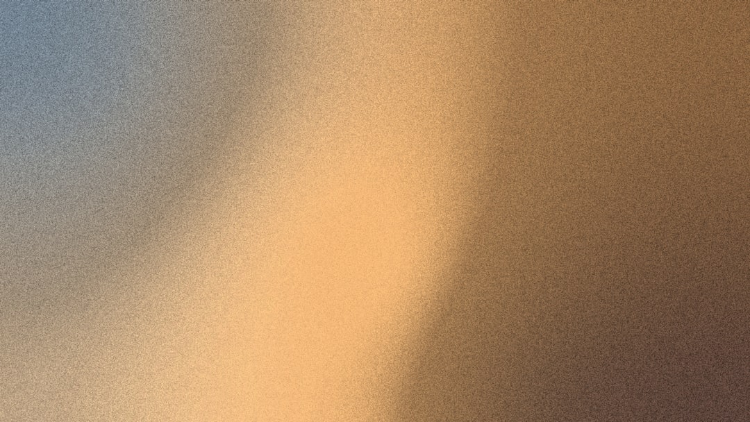 Découvrez les biais algorithmiques, leurs impacts sur l'entreprise et les stratégies pour les atténuer efficacement.