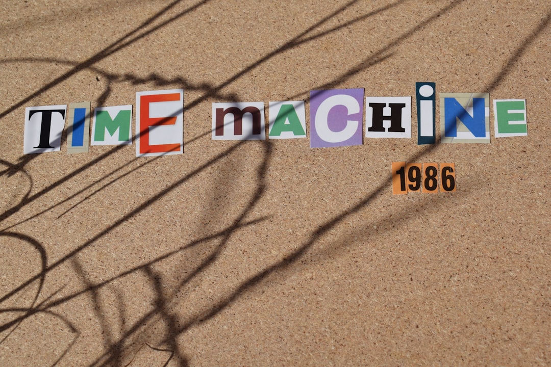 Explorez l'évolution des interfaces homme-machine et comment elles transforment notre interaction avec la technologie.