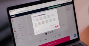 Découvrez comment l'IA révolutionne le community management avec Swello, en allégeant les tâches des managers sans sacrifier l'éditorial.