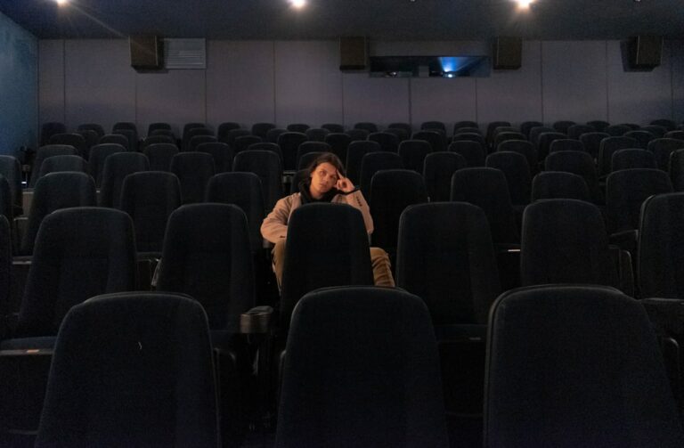 Explorez comment l'IA révolutionne les studios de cinéma, en optimisant la production vidéo avec des innovations captivantes.