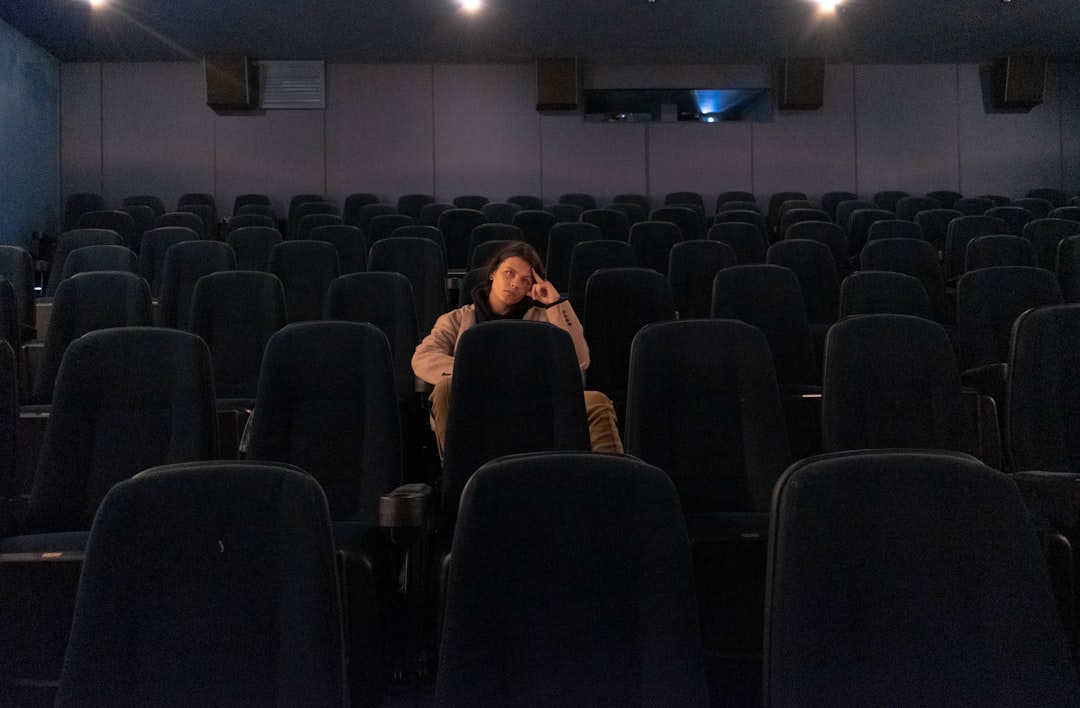 Explorez comment l'IA révolutionne les studios de cinéma, en optimisant la production vidéo avec des innovations captivantes.