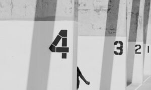 Découvrez comment l'IA révolutionne la traduction automatique et les défis qui l'accompagnent. Plongée dans le futur de la communication multilingue.