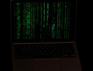 Découvrez comment l'IA révolutionne la cybersécurité et se positionne comme un atout précieux face aux cybermenaces croissantes.