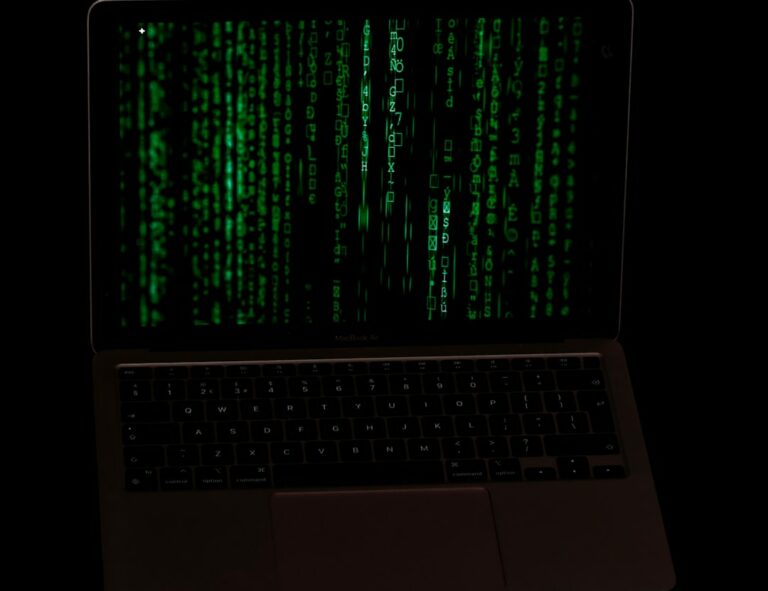 Découvrez comment l'IA révolutionne la cybersécurité et se positionne comme un atout précieux face aux cybermenaces croissantes.