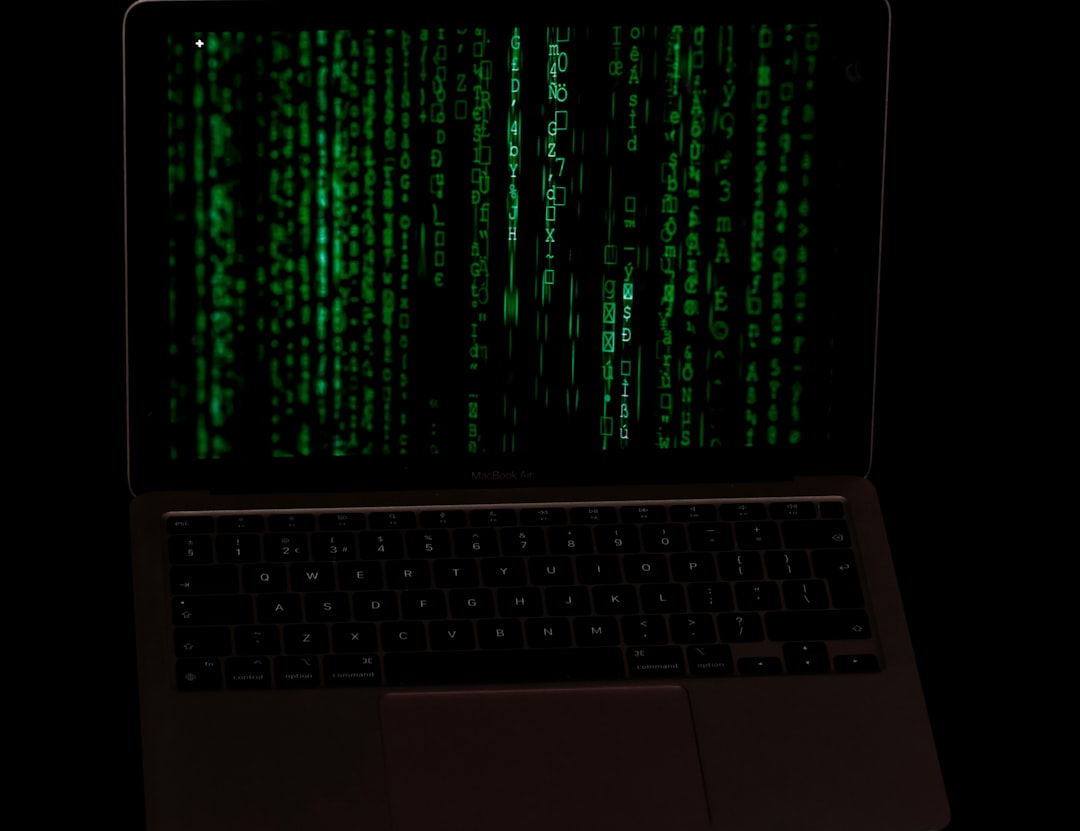 Découvrez comment l'IA révolutionne la cybersécurité et se positionne comme un atout précieux face aux cybermenaces croissantes.