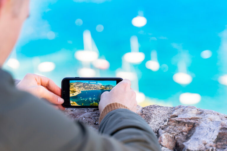 Marketing vidéo local à Nice sur smartphone avec icônes numériques et stratégie digitale en arrière-plan