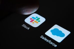 Slackbot évolue en agent IA conversationnel, centralisant l'interaction avec les intelligences artificielles en entreprise.