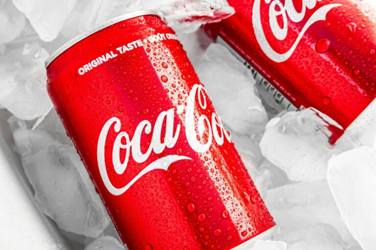 Comment Coca-Cola utilise l'IA pour transformer son marketing, en se concentrant sur l'influence plutôt que sur la puissance des prix.