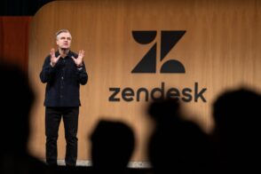 Explorez la vision de Tom Eggemeier, CEO de Zendesk, sur l'impact de l'IA dans le service client et ses implications pour l'avenir.