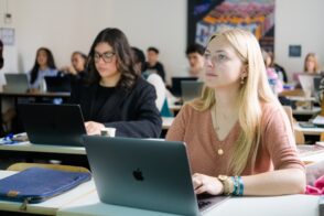 Explorez comment l'industrie du luxe intègre l'IA tout en préservant l'excellence humaine et la désirabilité dans un marché en évolution constante.
