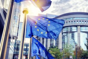 Découvrez l'impact de l'IA Act dès août 2026. Explorez les nouvelles obligations pour les entreprises et les implications pour l'IA en Europe.