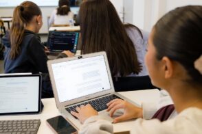 Découvrez comment l'IA agentique transforme le marketing digital et redéfinit les compétences professionnelles requises dans ce secteur.